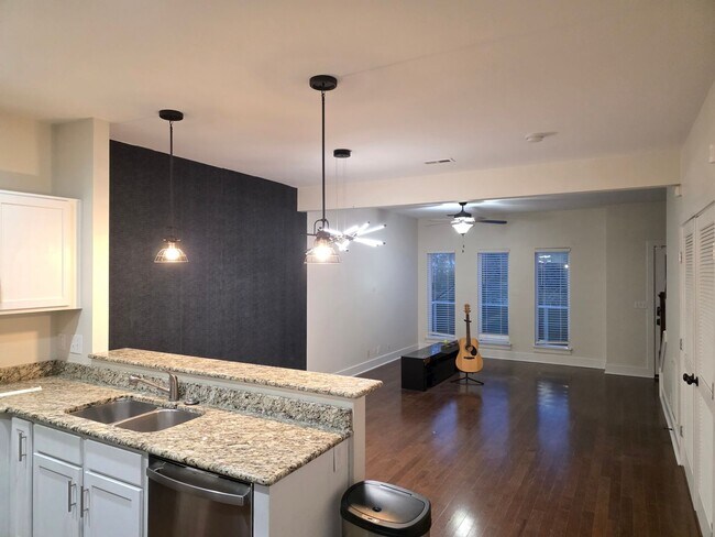 Building Photo - Large 3 Bedroom Townhouse in South Nashville