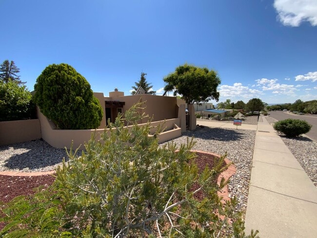 Building Photo - 3 Bedroom Single Story Home Available Near...