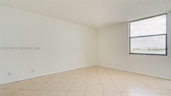 Building Photo - 114 Lake Emerald Dr