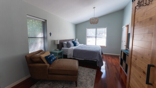 Building Photo - 9900 La Jolla Dr