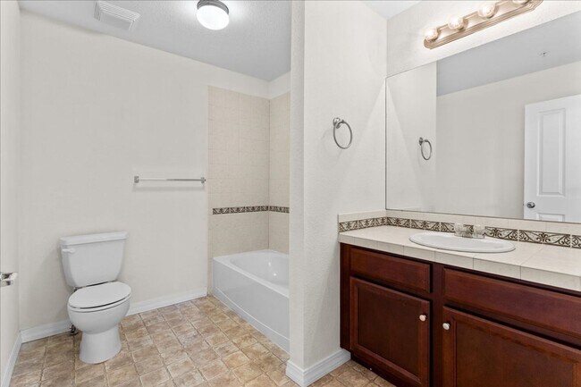 Building Photo - Beautiful 2 Bed 2 Bath Condo in Central Fo...