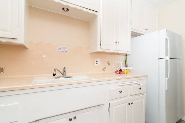 shared kitchen - 640 Elm Ave