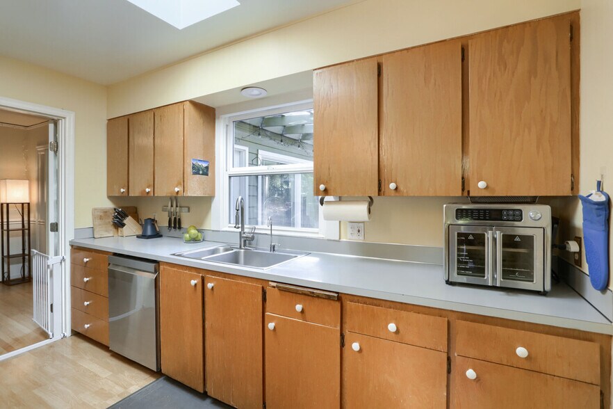Building Photo - 3041 SW Flower Ter