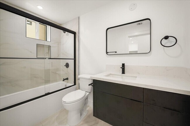 Building Photo - 910 N Hudson Ave