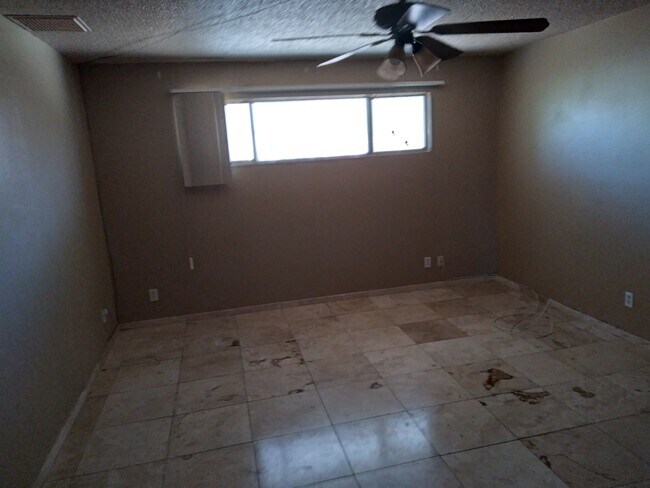 *((+/- 12'X12'))* LARGE BEDROOMS - 6734 N 19th St