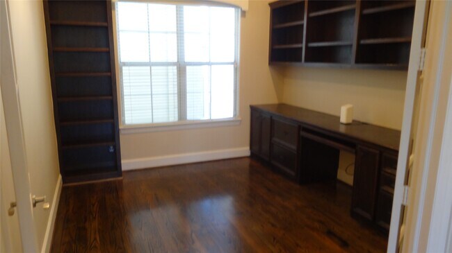 Building Photo - 2101 Elmen St