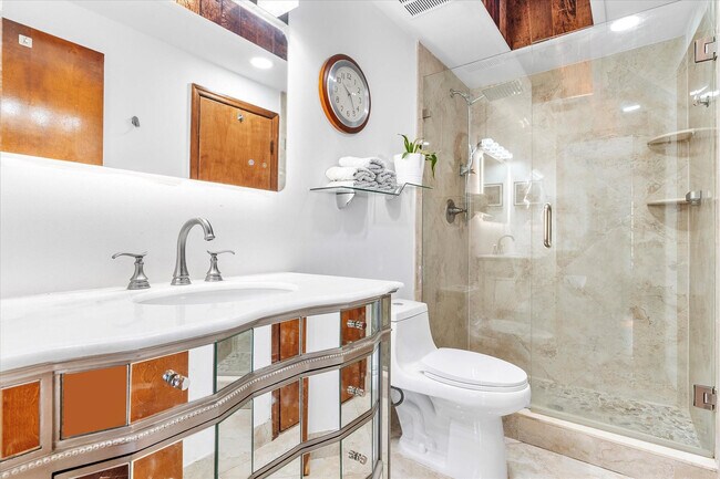 Building Photo - 440 N Rainbow Dr