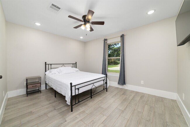 Building Photo - 6720 Cathcart Dr