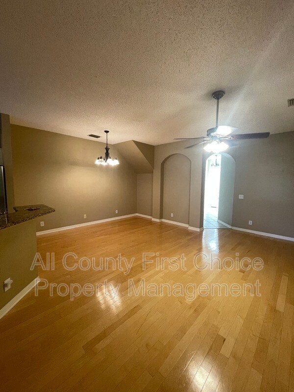 Building Photo - 605 Vallance Way NE
