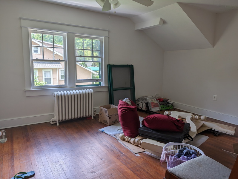 Large upstairs bedroom - 4216 Queensbury Rd