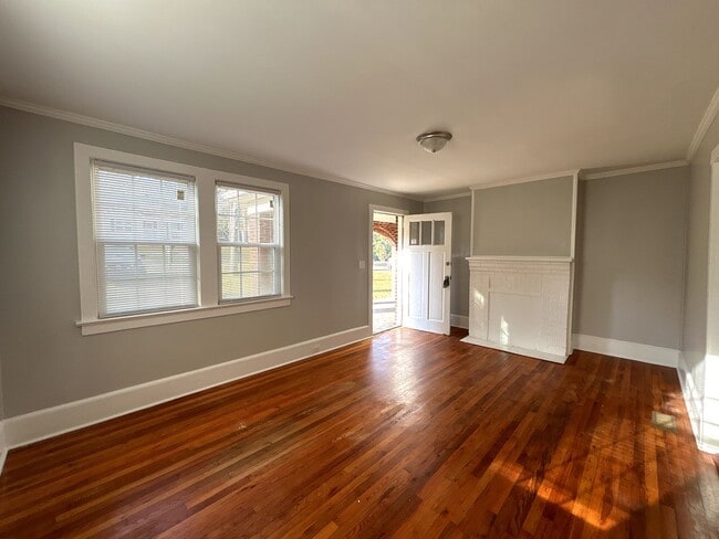 Building Photo - Move-In Ready Home with Spacious Backyard & Prime Location