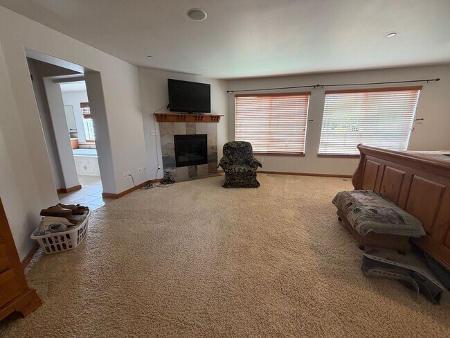 Building Photo - 4BR, 2.5 Bath + Loft DuPont Home