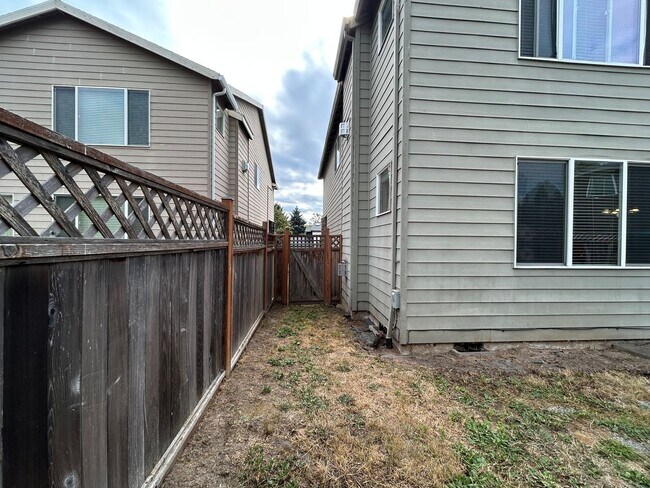 Building Photo - Spacious 4 Bed, 2.5 Bath Home!
