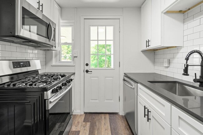 Building Photo - AVAILABLE OCT 1ST! DON'T MISS THIS RENOVAT...