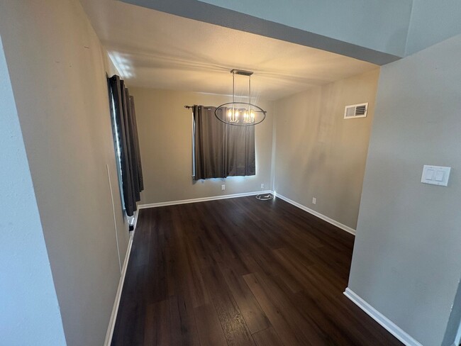 Building Photo - Rare Tosa single family!