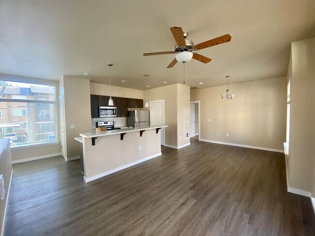 Building Photo - 1 bedroom Townhome with attached garage