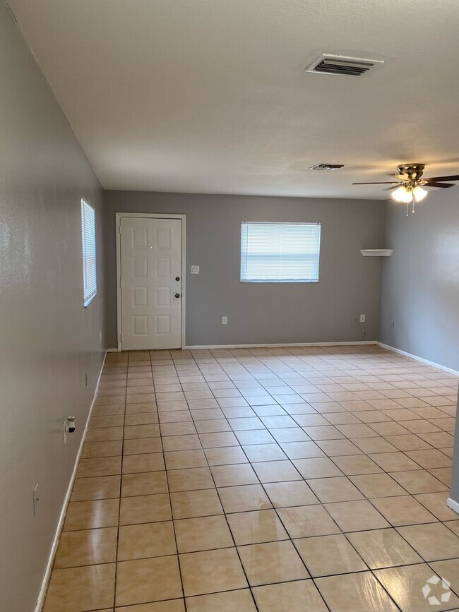 Building Photo - 2/1 Duplex Available Now!