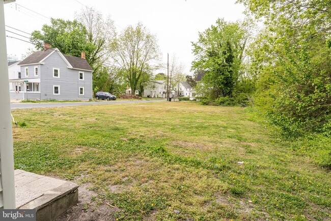 Building Photo - 704 5th St