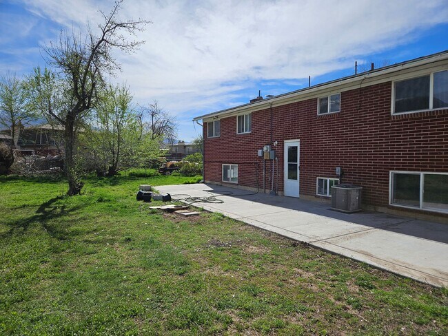 Building Photo - Beautiful 5 Bedroom home in Great Layton Location!