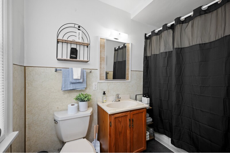 Building Photo - 801 E Lakeside Ave