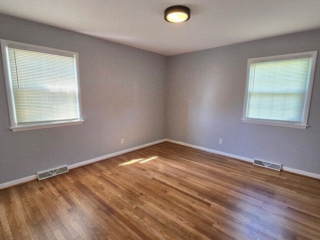Building Photo - 2402 Chatham Dr
