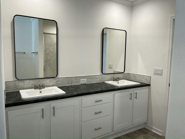 Building Photo - 568 Plaza Del Sol