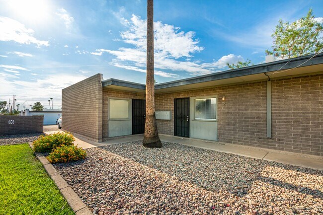 Building Photo - 1722 E Ocotillo Rd