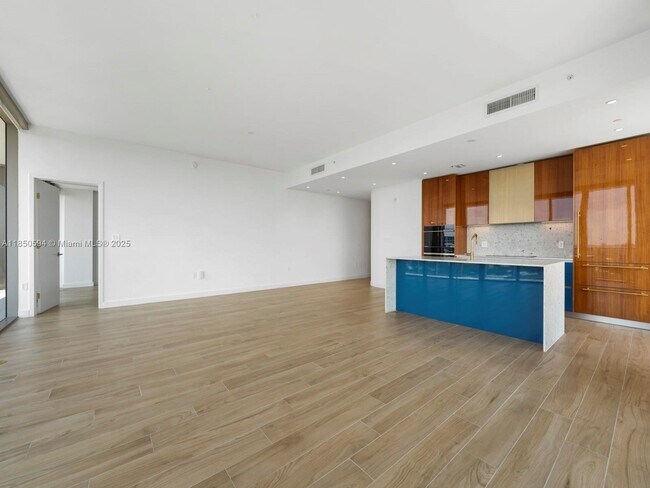 Building Photo - 2678 Tigertail Ave