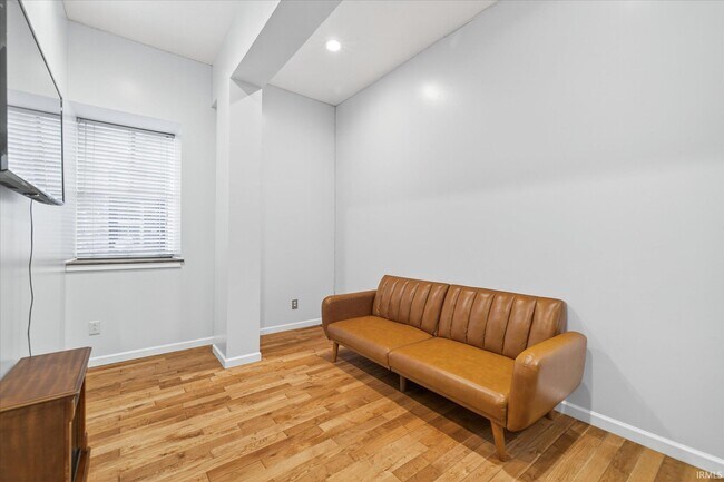 Building Photo - 110 W 6th St