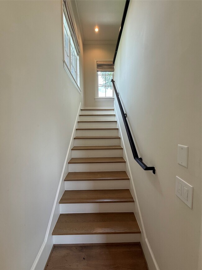 Building Photo - 2506 Blue Bonnet Blvd