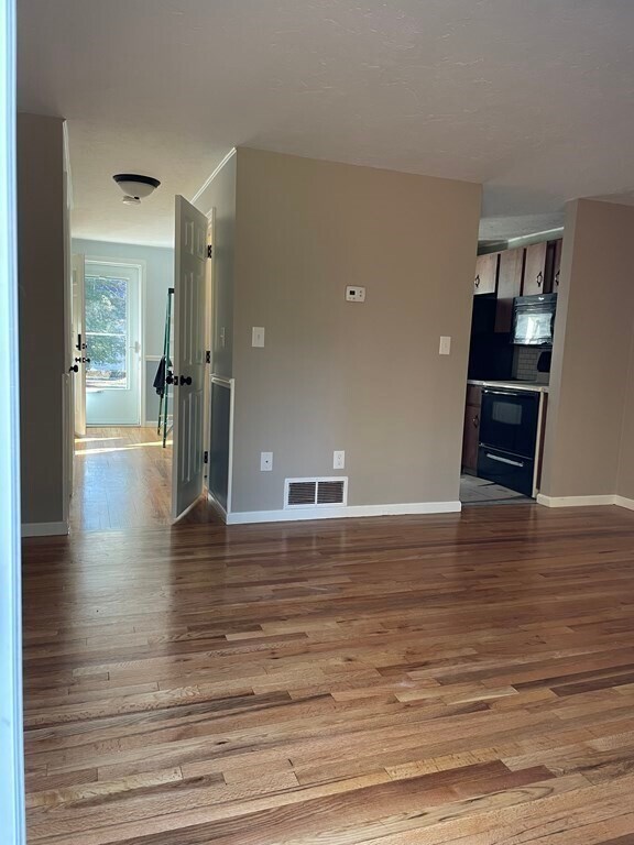 Building Photo - 9 Twin Lakes Dr