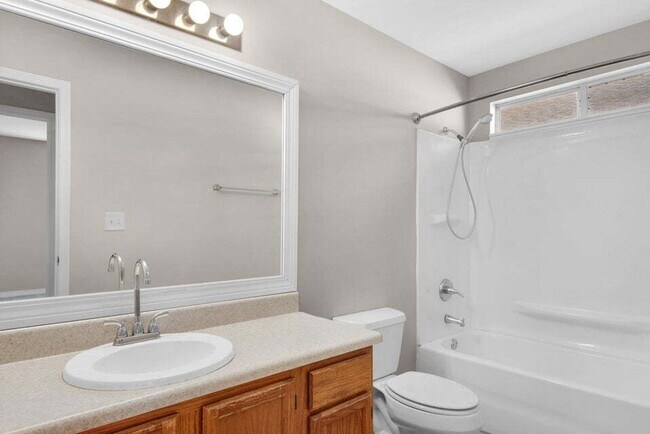 Building Photo - "Charming 3-Bed Retreat with 2 Full Baths in Fort Walton Beach!"