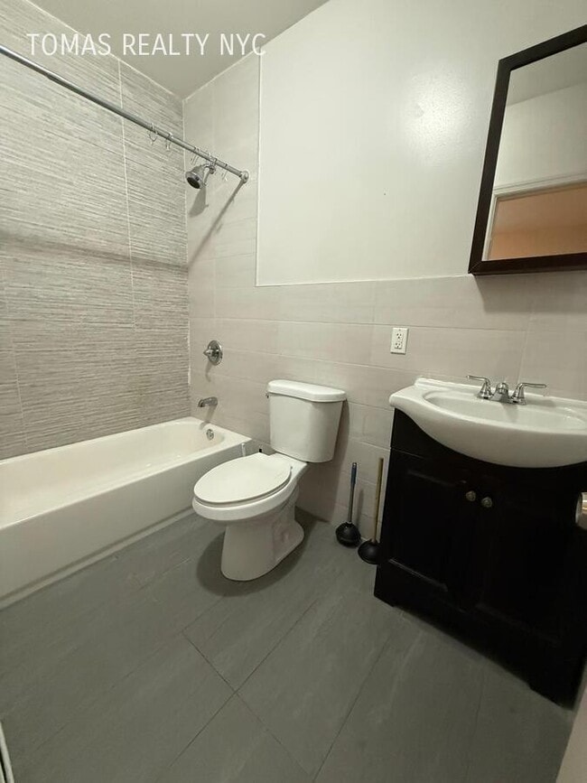 Building Photo - 727 E 181st St