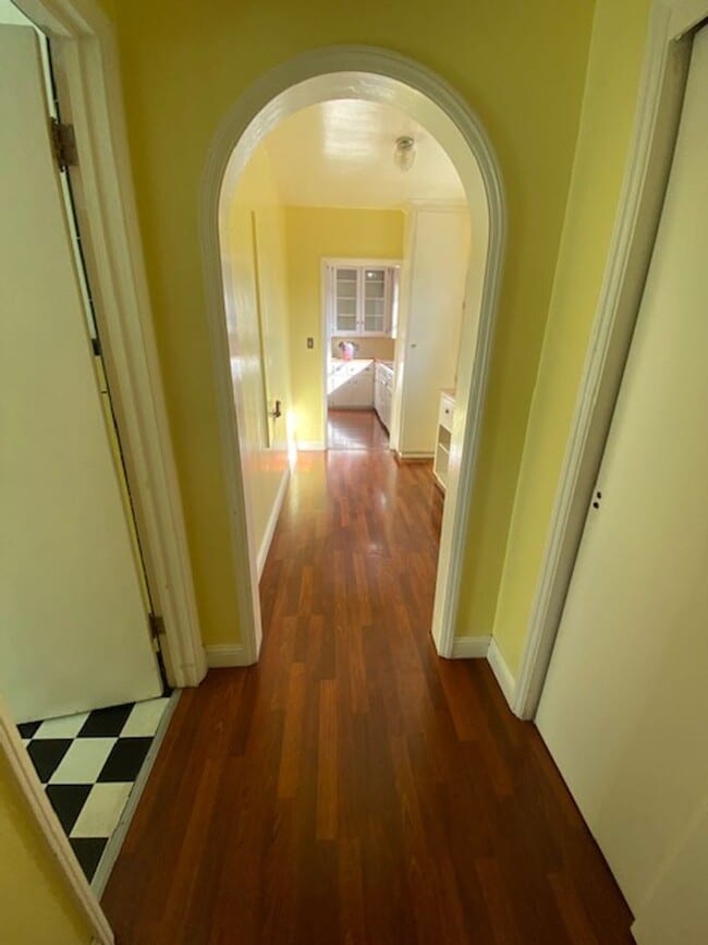 Building Photo - Maple Park LARGE 2 BR/ 2BA with 2 Car Garage & Large Fenced Yard