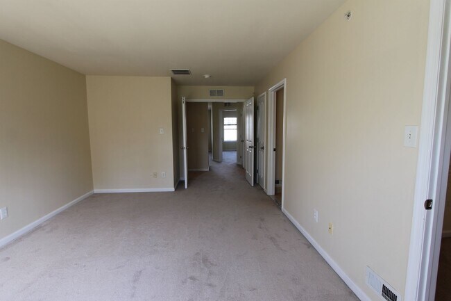 Building Photo - 316 Ross Ct