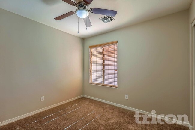 Building Photo - 886 W Desert Hills Dr