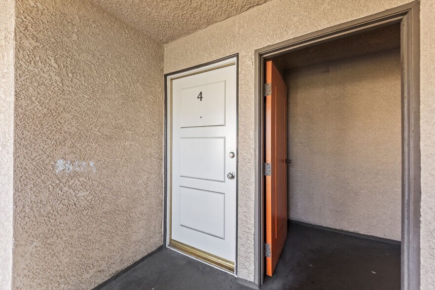 Building Photo - 248 E Buckthorn St