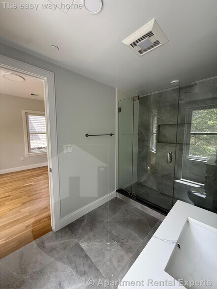 Building Photo - 35 Gore St