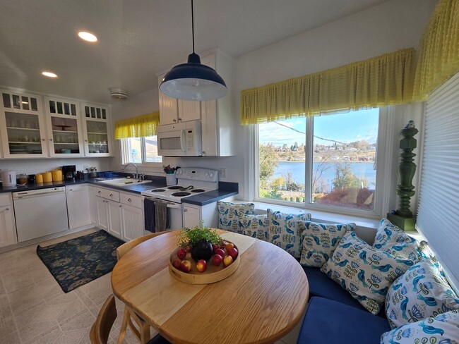 Building Photo - Fully Furnished 1-Bedroom with River Views...