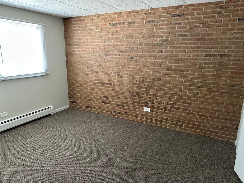 Building Photo - 2099 Vernon Dr