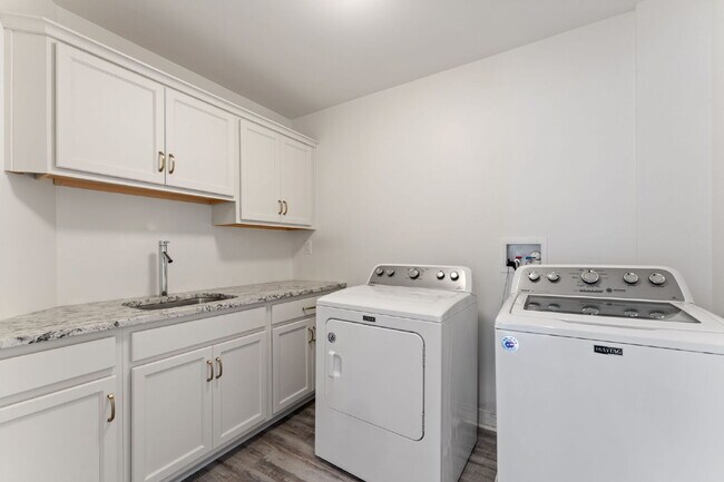 Building Photo - Spacious 5 Bedroom Home in Rountrey (Newmarket Section) – 3,555 Sq Ft – $4,350/mo