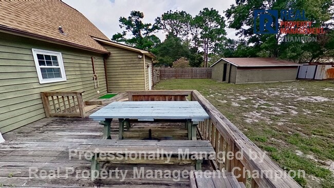 Building Photo - Charming Home Backing up to Arrowhead Park...