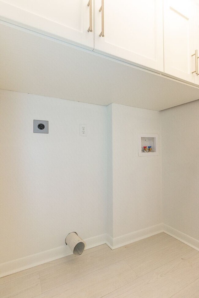 Building Photo - Gorgeous fully updated 3 bed 3 bath near KU Campus!