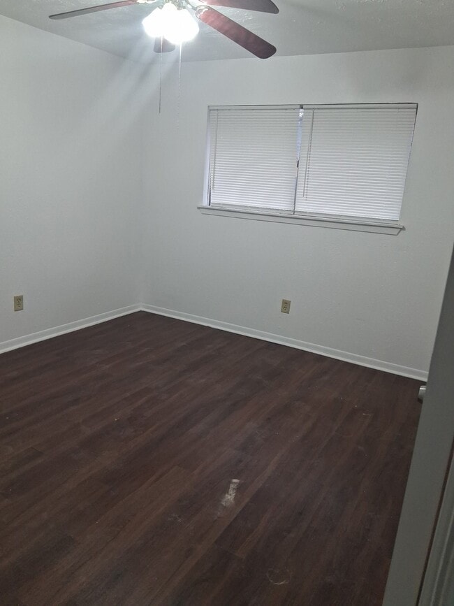 Building Photo - 6823 Castleview Ln