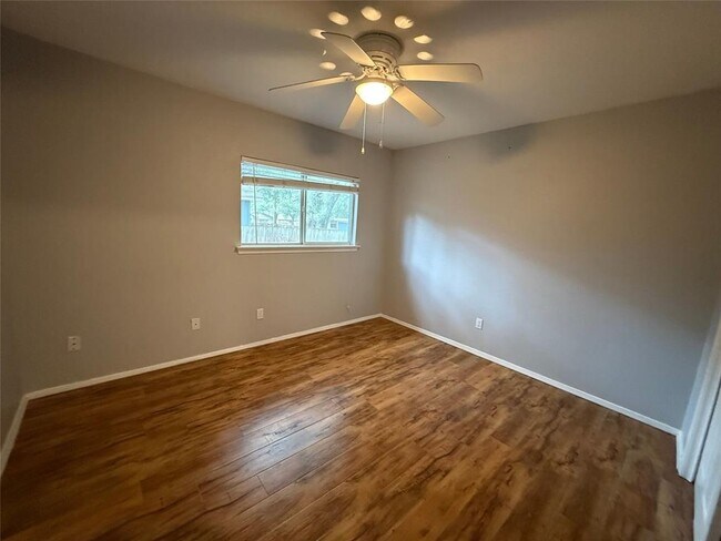 Building Photo - 2811 Crownspoint Dr