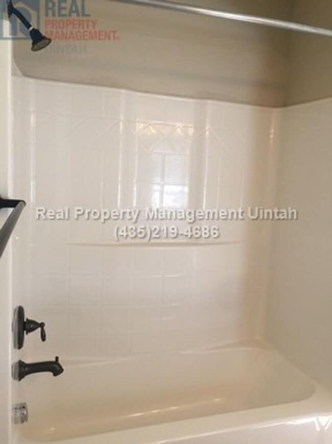 Building Photo - 3 bed 2.5 bath townhome in Fox Run