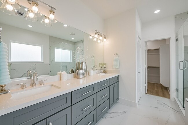 Building Photo - 5630 Balbo St