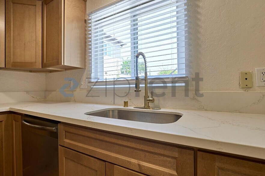 Building Photo - Unit A