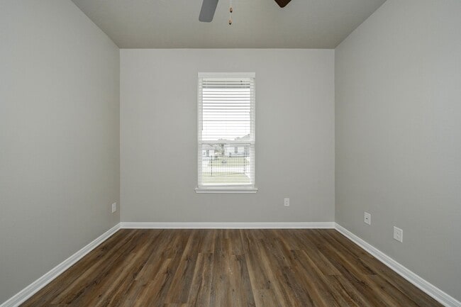 Building Photo - Bright & Cozy Townhome