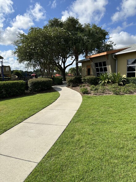 Building Photo - 4500 SW 52nd Cir